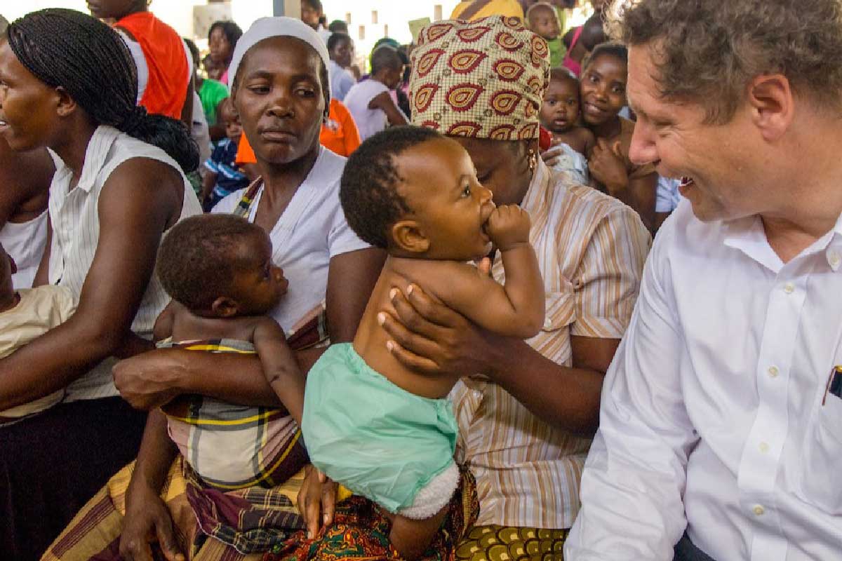 Dr Seth Berkley at a vaccination session. Credit: Gavi