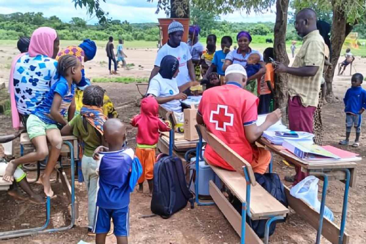 A Mali Red Cross volunteer helps local health authorities run a vaccine outreach session in Selingue health area to immunize zero-dose and under-vaccinated children. Photo: Mali Red Cross