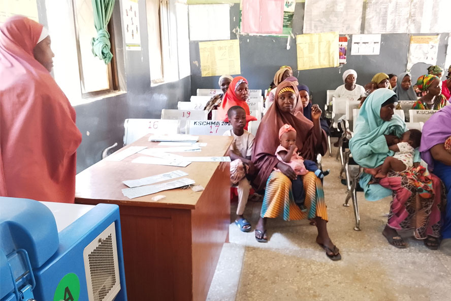 Mothers immunise their children at Panshekara PHC. Credit: Afeez Bolaji