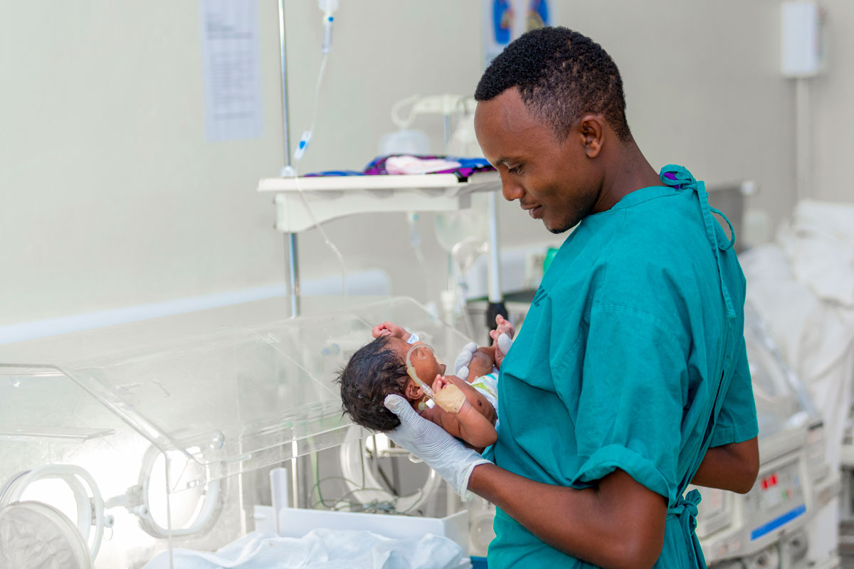 A neonatal health profession attending to a baby in a public hospital in Rwanda. Credit: Rwanda Ministry of Health.