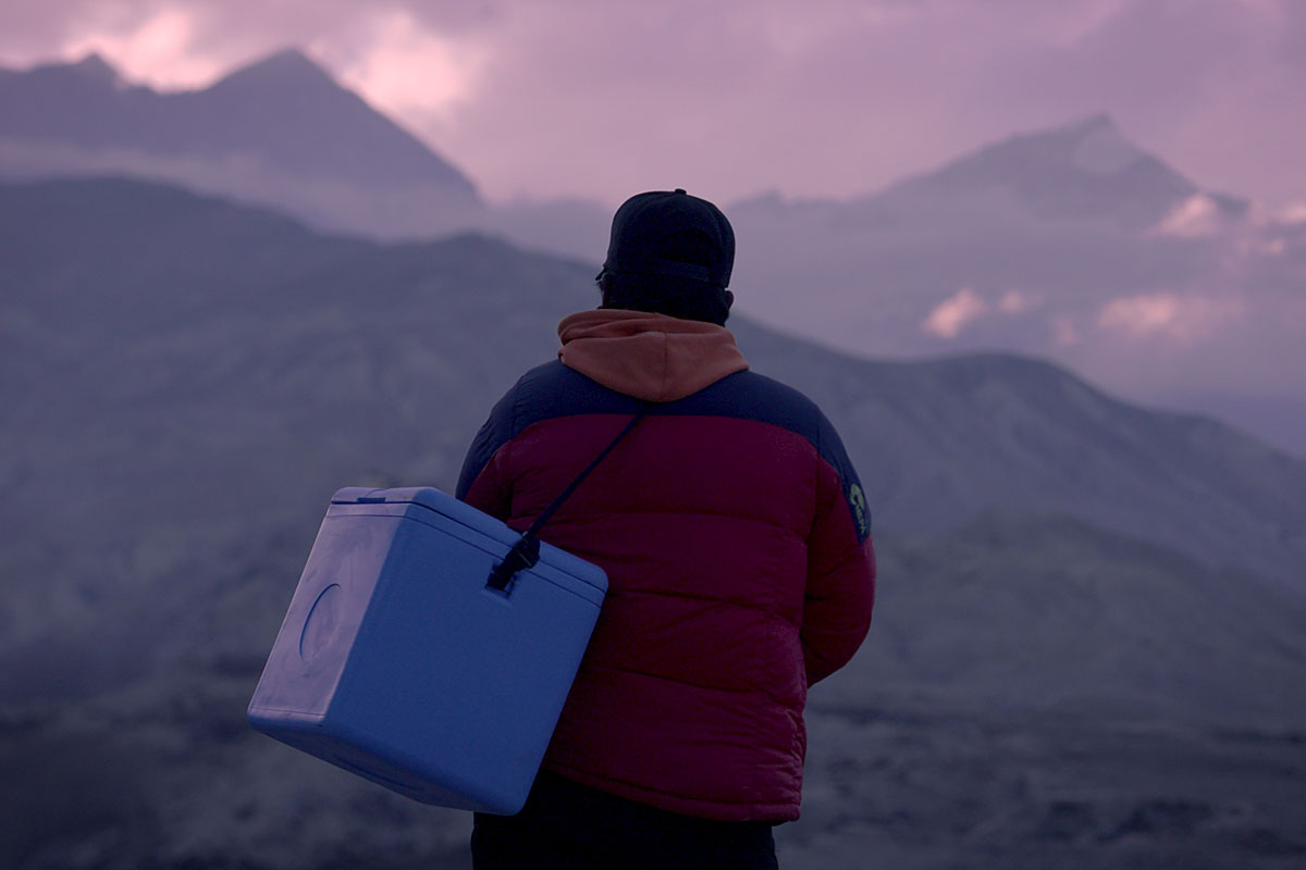 La région du Haut-Mustang, au Népal, est l’une des plus reculées au monde, mais des vaccinateurs, à l’image de Suresh, continuent à braver les montagnes pour protéger les familles qui vivent sur place. Crédit : Gavi/2024/Quentin Curzon