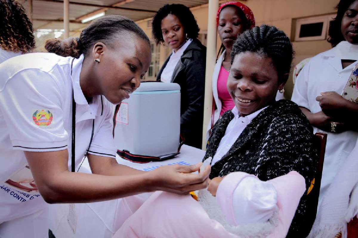 A nurse in Mozambique gives rotavirus vaccine to a child. Credit: UNICEF