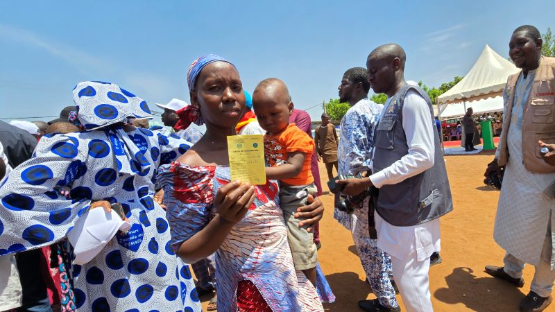 Une mère montre le carnet de vaccination de son enfant après l’administration du vaccin contre le paludisme, lors de la cérémonie de lancement à Kalaban-Coro, en périphérie de Bamako. Crédit : Aliou Diallo