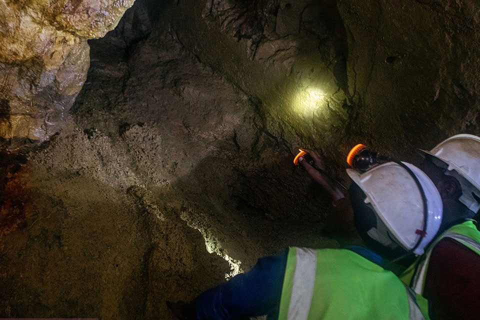 Workers in tin mine, Rwanda. Credit: CEPI