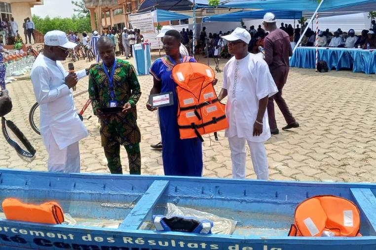Remise d’équipements de sécurité à des relais communautaires dans une zone lacustre du Bénin, afin de faciliter leurs déplacements pour atteindre les villages isolés. Crédit : Edna Fleure