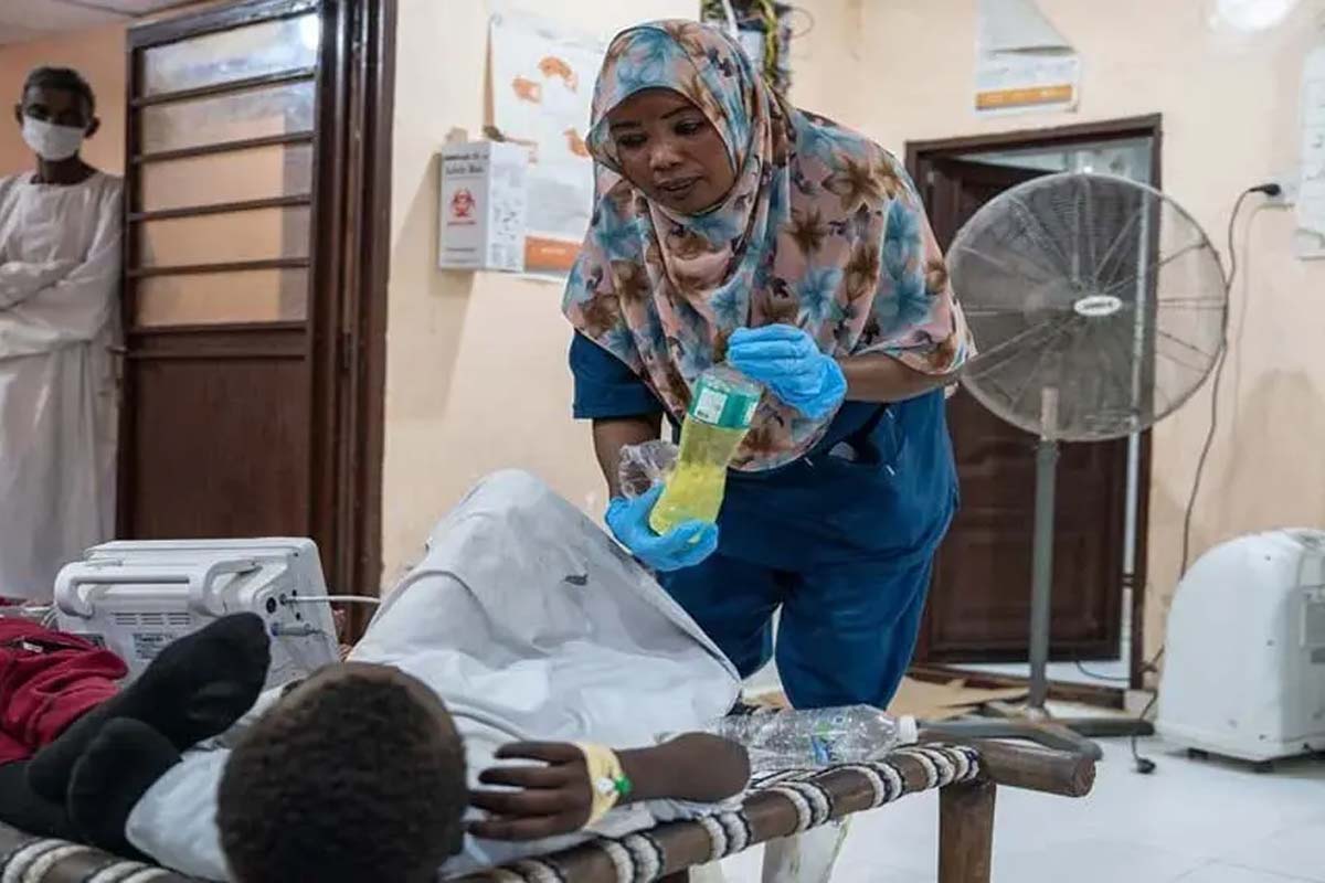 A health worker cares for a sick child at a cholera treatment centre in Gedaref State, eastern Sudan, November 2024. Copyright: UNOCHA / Yao Chen