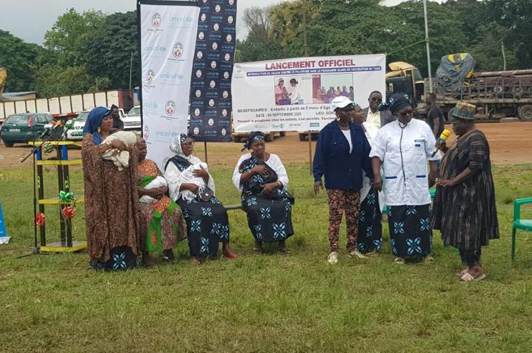 À Togokomé, dans le sud du Togo, une mère tient son enfant pendant qu’il reçoit le vaccin antipaludique, désormais intégré au Programme élargi de vaccination. Crédit : Nephthali Ledy