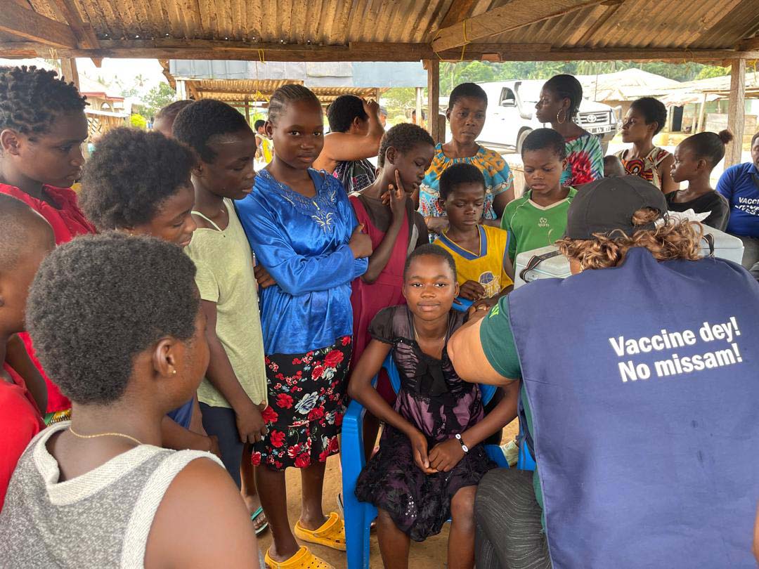 Adolescents step forward for their HPV vaccines during an outreach session. © Delphine Fri – CBCHS Cameroon