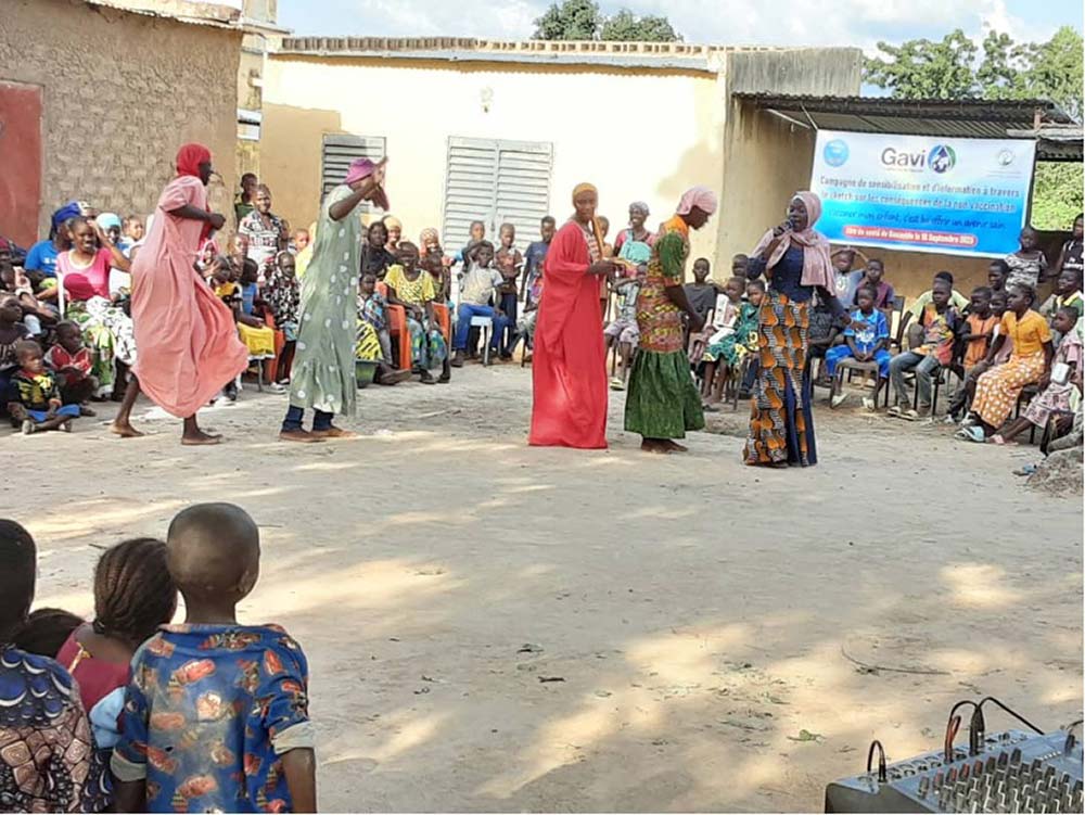 In the village square of Bananido, in the Ségou region, women’s groups and community leaders welcomed the social mobilisation team with traditional dances and a celebration. © Amaan Gourma, Mali