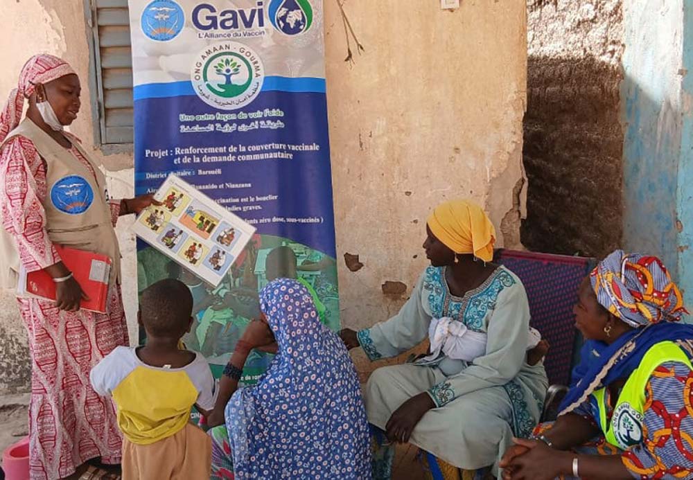 In Baraouéli District, a trained health ‘credible messenger’’ from Amaan Gourma leads an educational discussion using a picture box cartoon, to raise awareness among a group of women in her community. © Amaan Gourma, Mali
