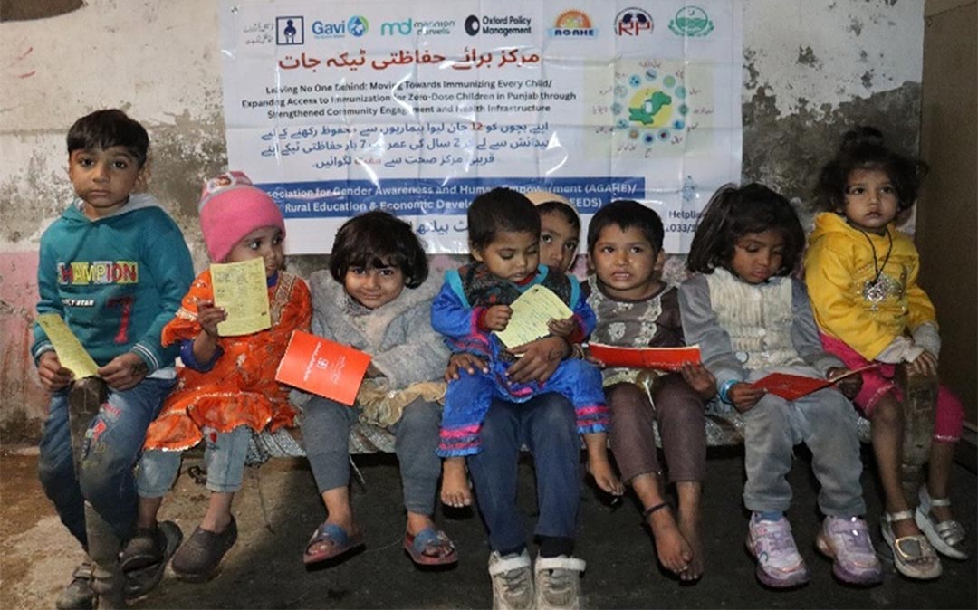Children at an EPI vaccination outreach campaign at Rasheed Park. © AGAHE/Pakistan