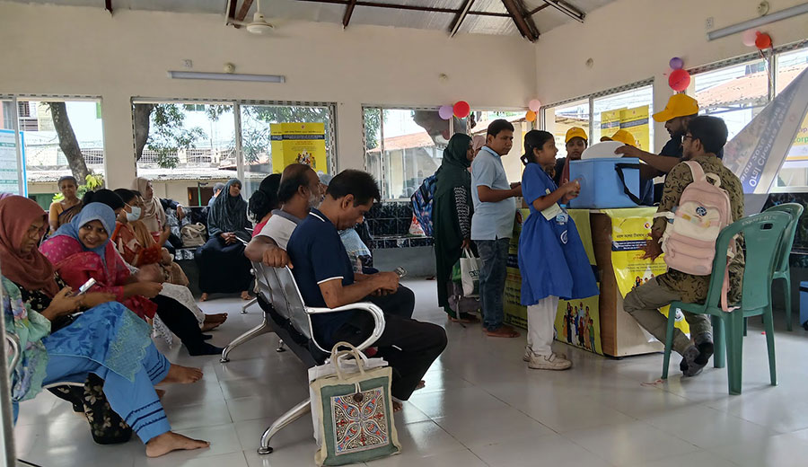 Crowds at a makeshift cholera vaccination centre at St. John Vianney Hospital in the Tejgaon area of Dhaka city. Credit: Mohammad Al Amin