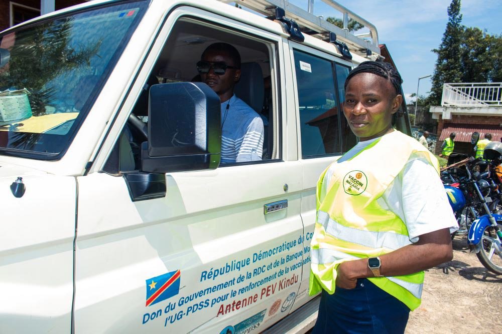 Florence, a journalist at Radio Okapi, speaks with the chief medical officer in Kindu, DRC. As part of PATH’s non-traditional partners network, she is integrating information about malaria vaccines into her radio programs. Photo: PATH/Yves Ndjadi.