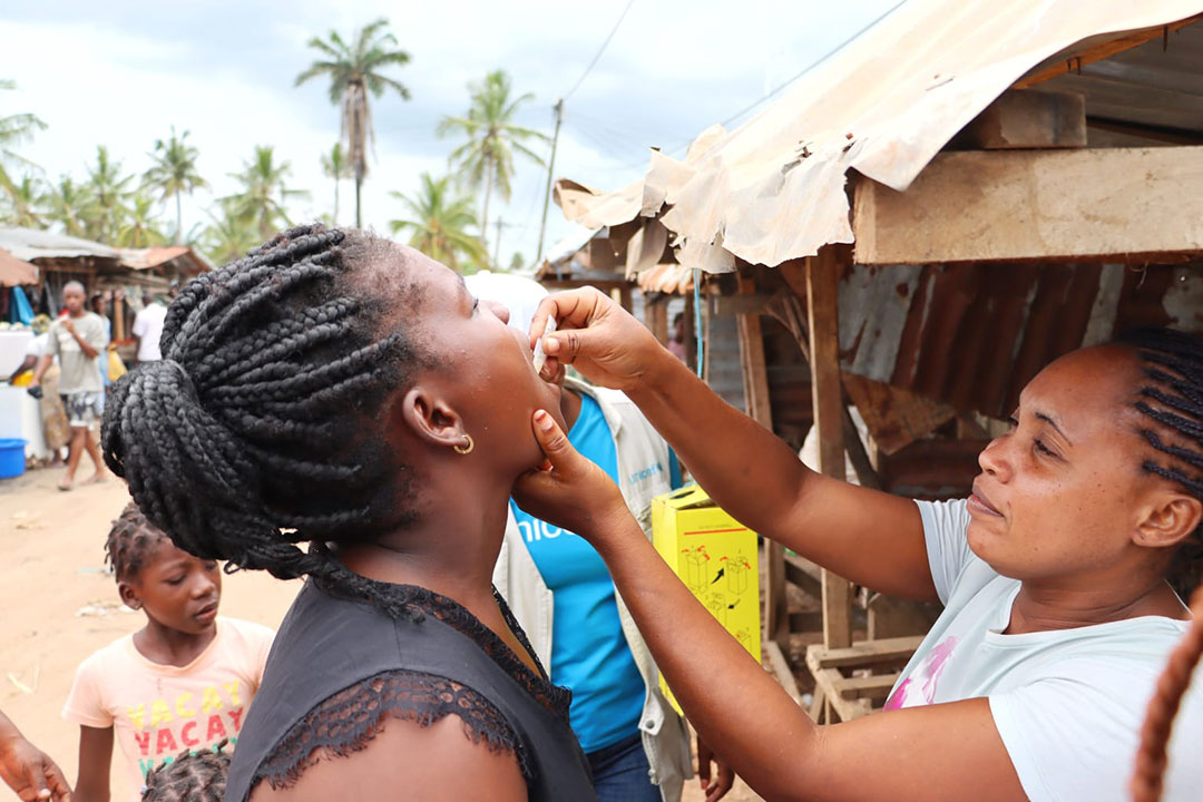 Health workers took to the streets to offer the oral cholera vaccine to residents. Credit: UNICEF Mozambique