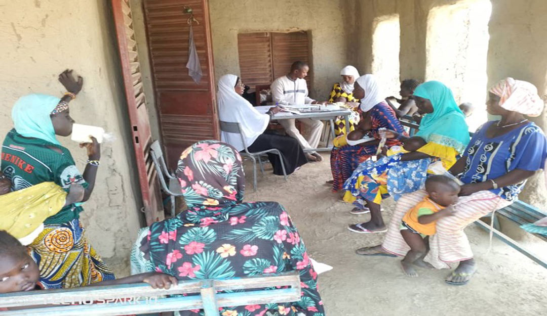 Mothers bring their children to the community health worker site, vaccination cards in hand, to ensure their children get vaccinated, at long last! Credit: Ibrahima Diarra