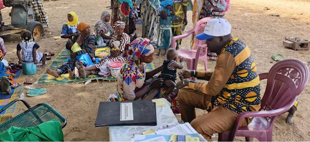 The community comes to the community health workers to get children vaccinated. Credit: Ibrahima Diarra