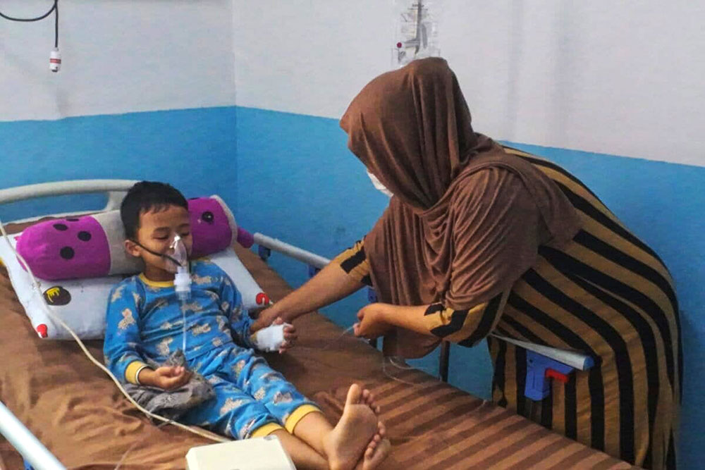Raina accompanies her only son, Muhammad Raihan (5), who is undergoing treatment at the Banjarmasin Islamic Hospital after experiencing respiratory complaints amid the haze from forest and land fires earlier this month. Image by Riyad Dafhi Rizki/Mongabay Indonesia.