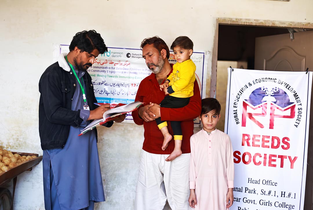 The vaccination team delivering services. Credit: REEDS, Pakistan