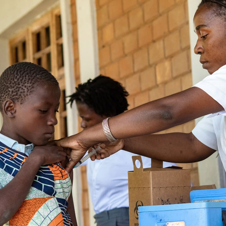 Una Bishi conducting a vaccination session. Credit: Una Bishi