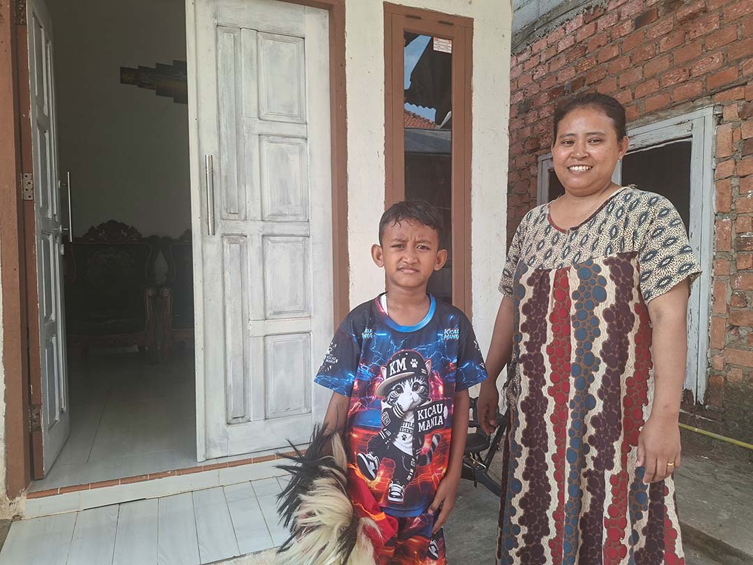 Yuliawati and her son in Kalidoni, Palembang. Credit: Dyna Rochmyaningsih