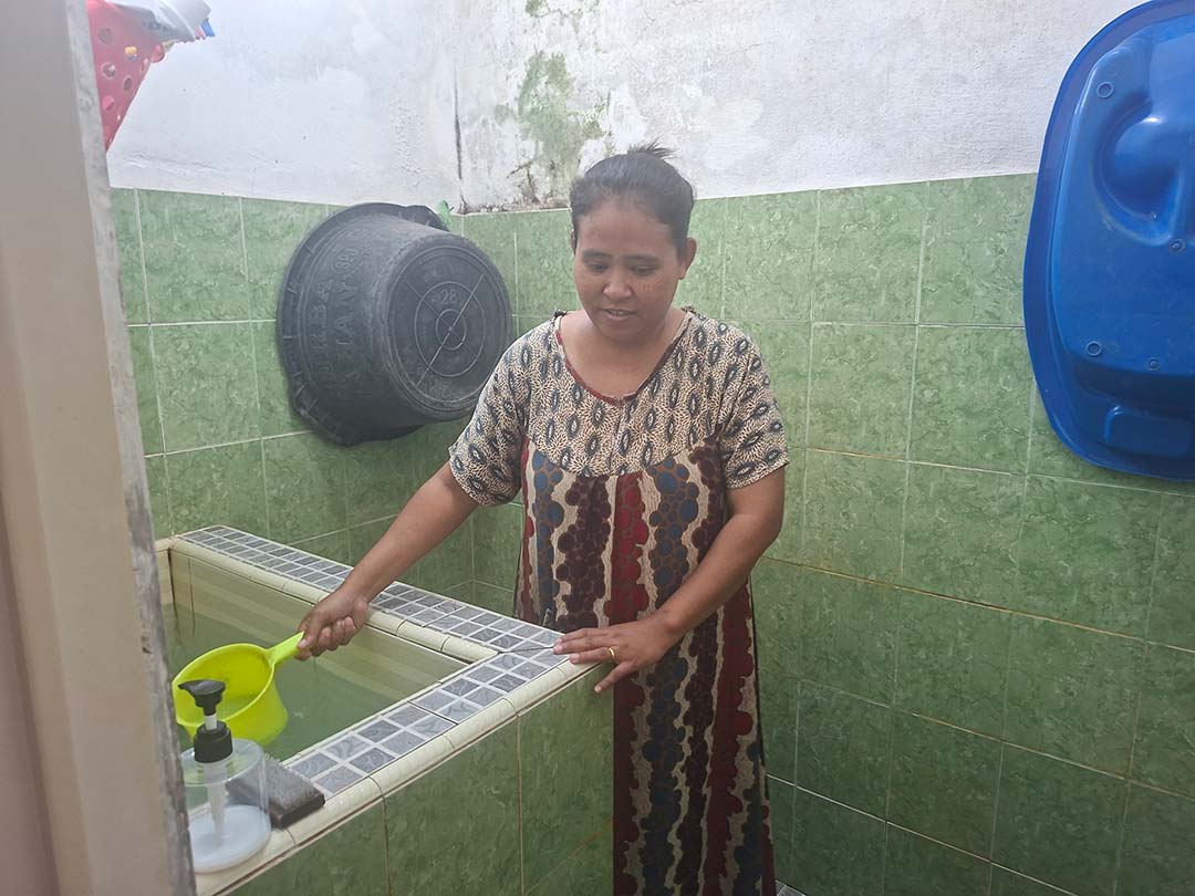 Yuliawati routinely clean her water container. Credit: Dyna Rochmyaningsih