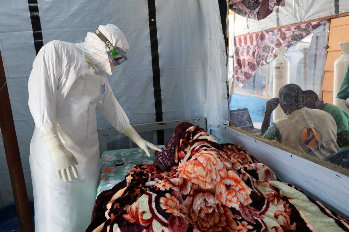 A doctor visits a patient at the Rwampara Ebola Treatment Center set up by ALIMA, in the epicenter of the outbreak. June 2026. Credit: Elie BIGABA / ALIMA