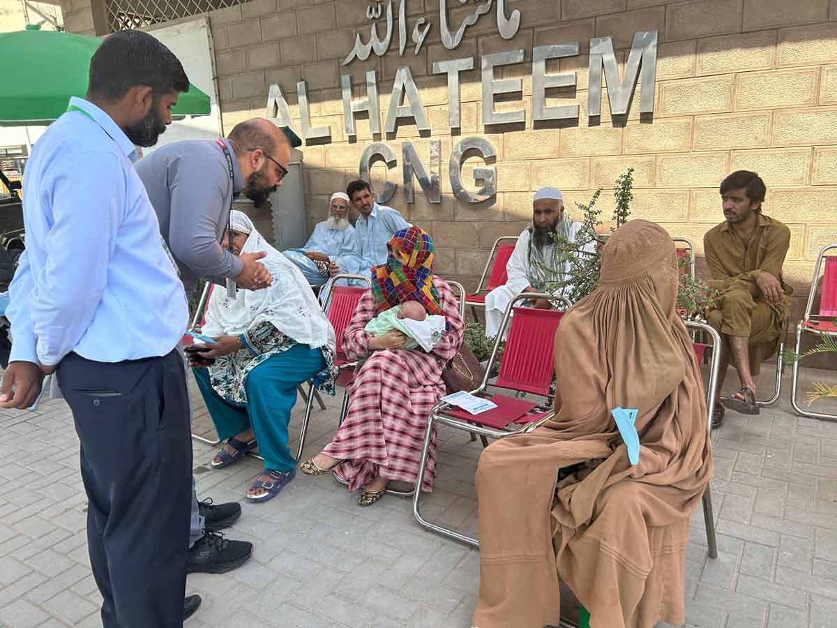 Maryam Nawaz Field Hospital staff inquires community women on health services and facilities. Credit: Rahul Basharat