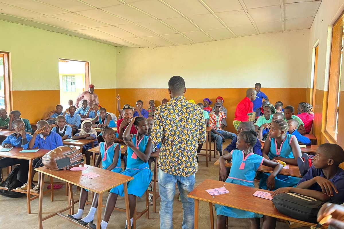 CSO group YACAP of the Kombra Network during a health talk session at the Jui Community Primary School, Western Area Rural District. Credit: Focus 1000, Sierra Leone