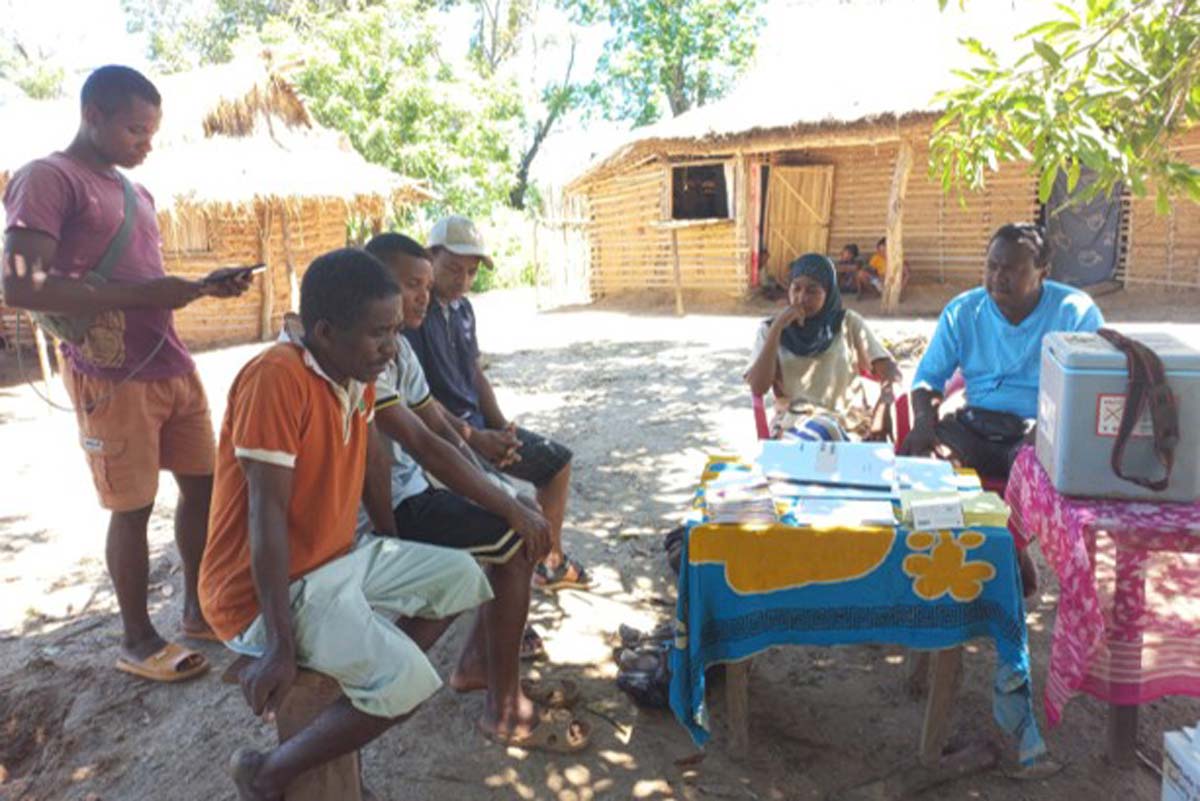 Local authorities, health staff and CSO representatives coordinate vaccine access: supply chains, EPI management tools (OG-EPI), community outreach sessions, session planning and early sustainability measures. Credit: Jhpiego/Madagascar