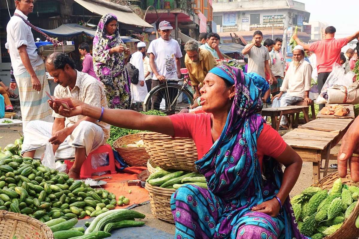 Kawran Bazar, a market in Dhaka. Image by Gerry Popplestone via Flickr (CC BY-NC-ND 2.0).
