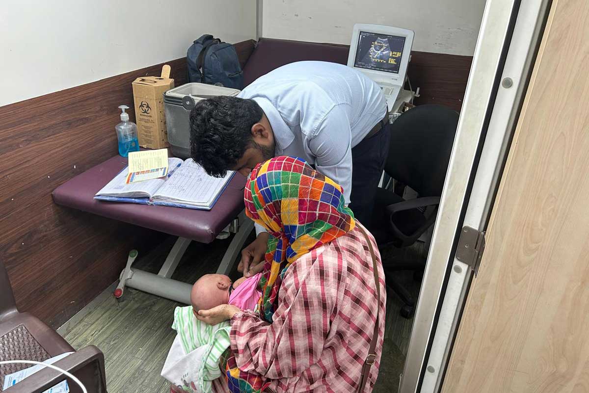 Esha Noor gets her first birth dose vaccination jab at Maryam Nawaz Field Hospital. Credit: Rahul Basharat