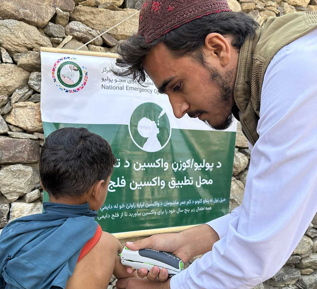 Zahir Islam vaccinating a child with a jet injector during the fIPV campaign. ©WHO/EMRO
