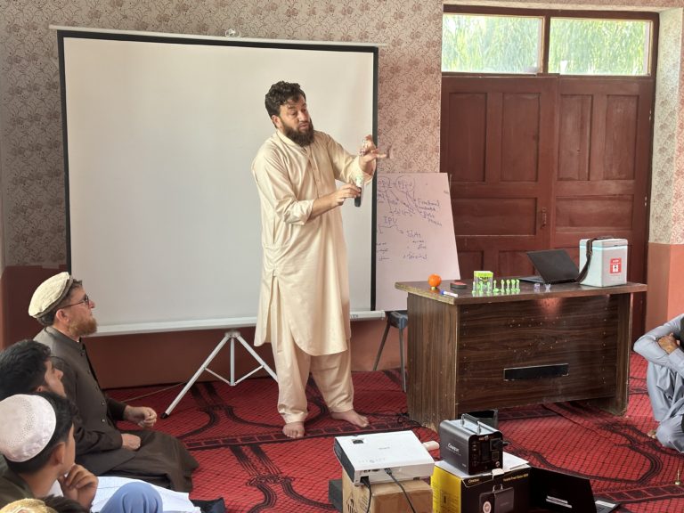 Dr Jawaid delivering training for the fIPV campaign. ©WHO/EMRO