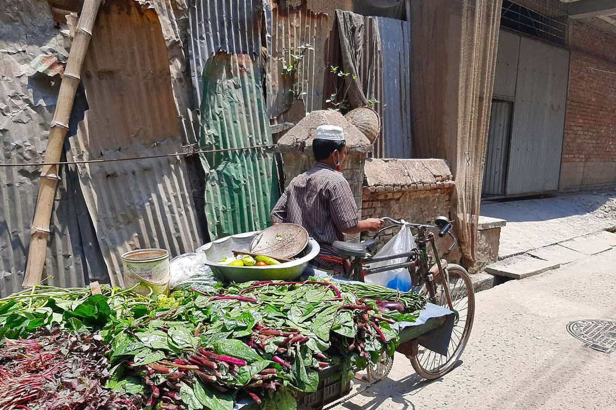 A man sells vegetables on a hot day in Bangladesh. Image by BDRCS / Climate Centre via Flickr (CC BY-NC 2.0).
