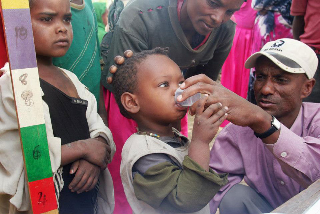 A young boy receiving his dose of liquid antibiotic. Previous research shows antimicrobial resistance contributes to more than four million deaths each year. Copyright: © Raul Vasquez (CC BY-SA 4.0)