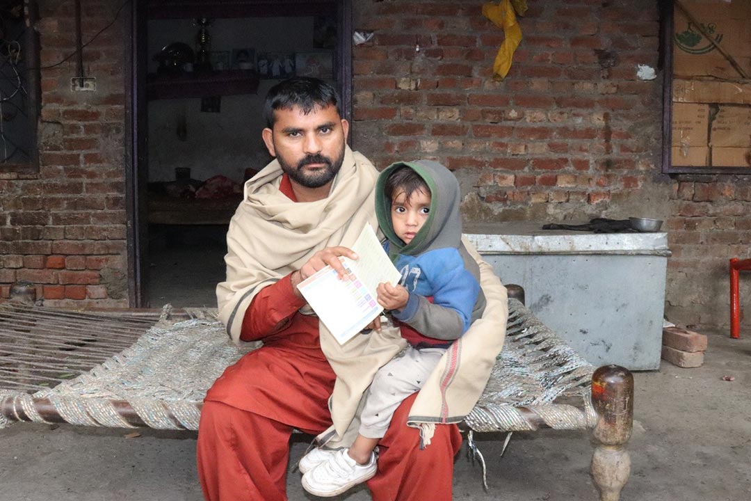 A father and his vaccinated child in Lahore. © AGAHE, Pakistan