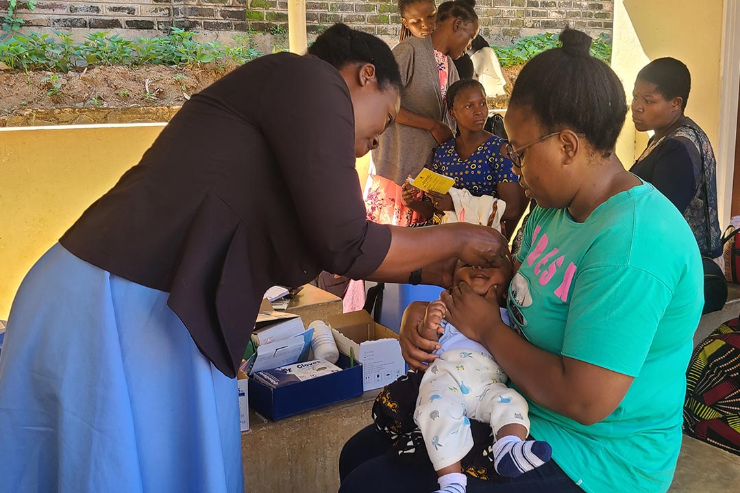 Alinafe Manon'ga gets her baby vaccinated in the second round of the nationwide polio vaccination campaign. Credit: Rabson Kondowe