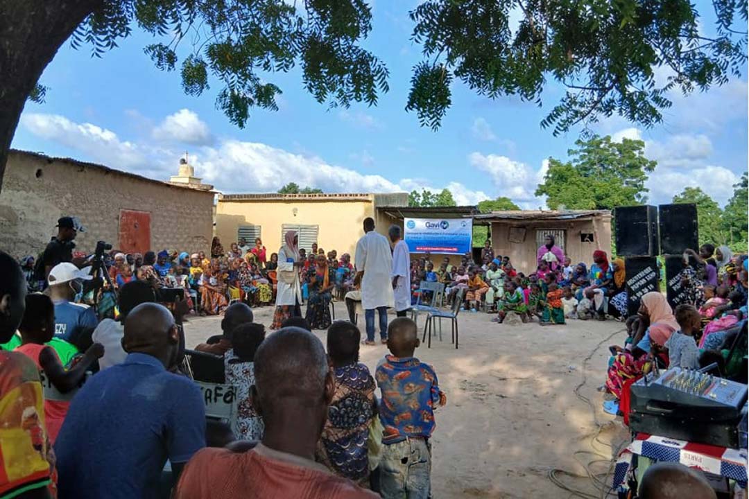 A drama performance in front of a large audience of men, women and children in Bananido, in the Ségou region, Barouéli health district. © Amaan Gourma, Mali