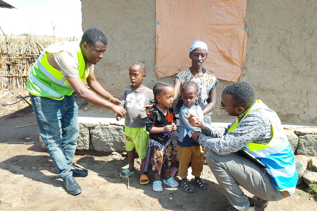 Dr Lisanwork Honsebo and Tamirat Beyene assess the health status of Fantu Degefu's children. Credit: James Karuga