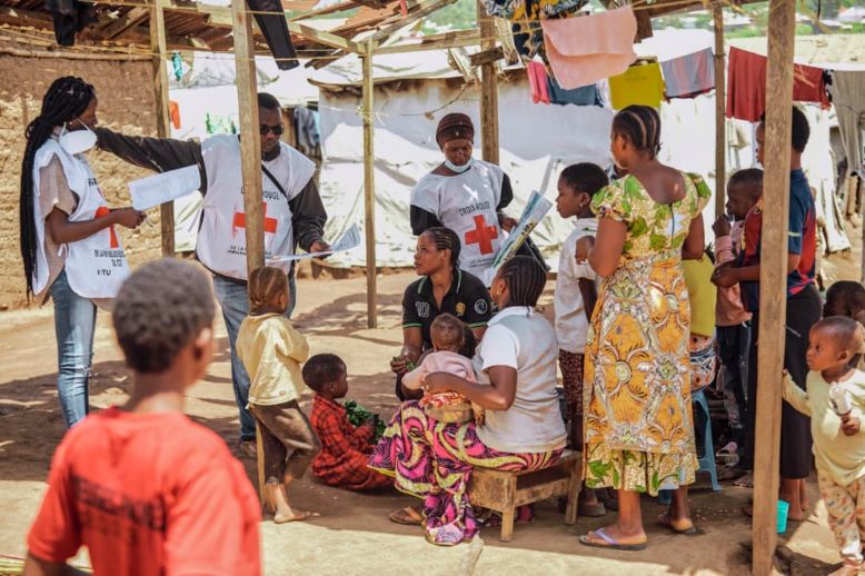 Des équipes de la Croix-Rouge sensibilisent des habitants aux mesures de prévention et à l’importance de continuer à recourir aux services de santé essentiels pendant la riposte à Ebola, en Ituri, dans l’est de la RDC. Crédit : CICR