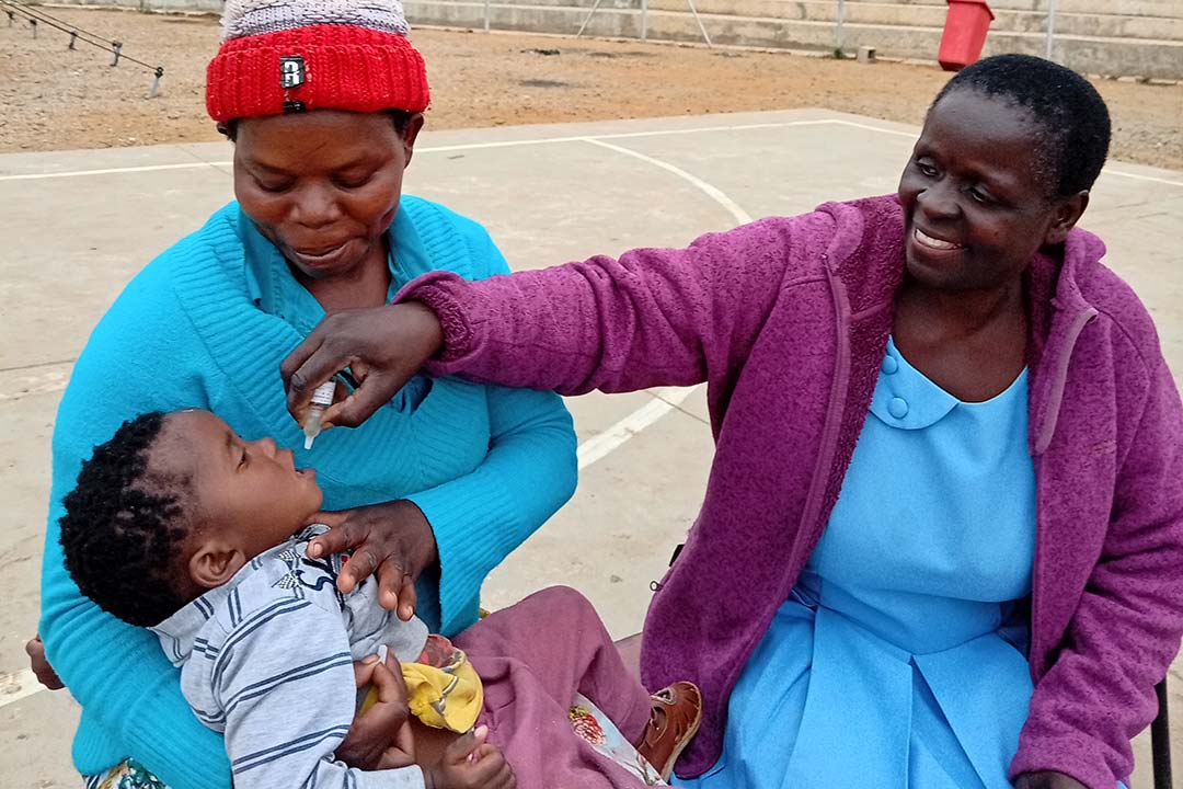 Jesca Gowa administers vaccine to Angella Bonongwe's dauther. Credit: Josephine Chinel