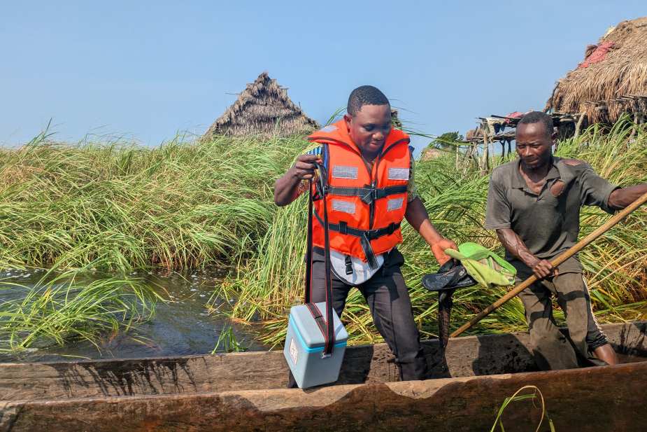 Lucien Wanyate lors des activités d’intensification périodique de la vaccination systématique organisées par VillageReach dans le Maï-Ndombe, en novembre 2025. Crédit : Patrick Kahondwa