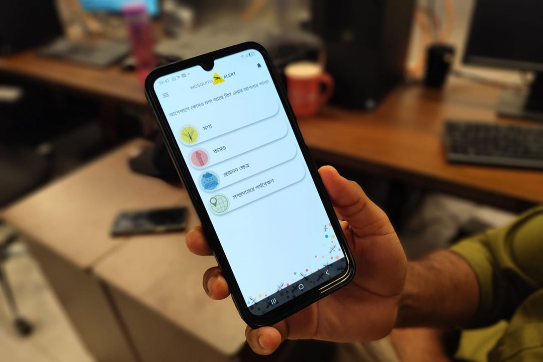 Mosquito Alert app being used by a subscriber in Dhaka. Credit: Mohammad Al Amin