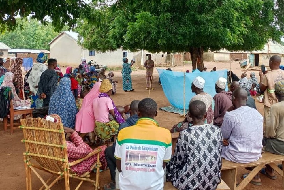 Des relais communautaires animent une séance de sensibilisation à Parakou, dans le nord du Bénin, autour de la vaccination infantile, des mutilations génitales féminines et de la prévention du paludisme. Crédit : UNICEF Bénin