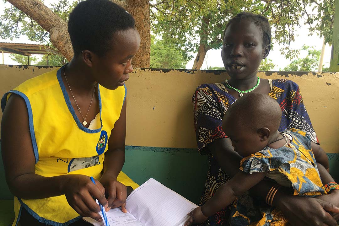 Nurse Mercyline Chebet talking to a mother at Kanyarkwat Health Center. Credit: Pius Sawa
