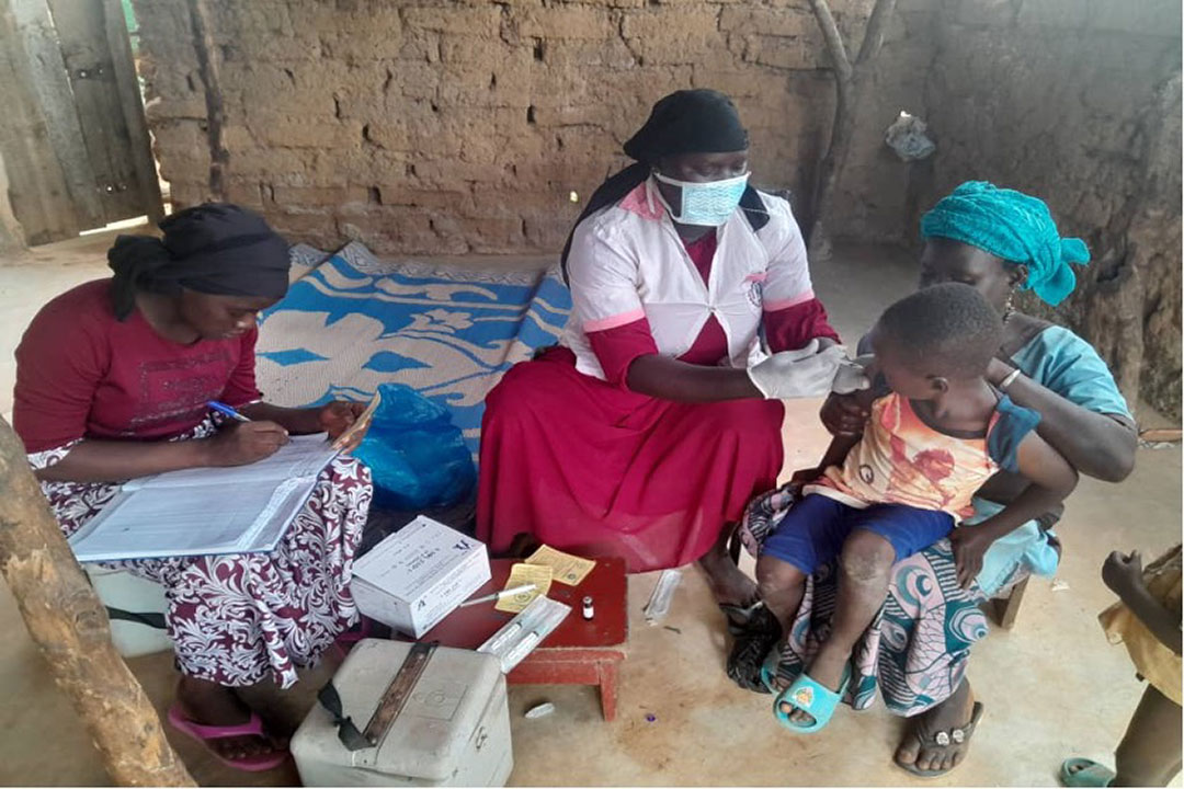 CHW Fatoumata Nabo faces insecurity and crosses waterways and small wooden bridges to vaccinate children in the Senossa health zone. Credit: Centre National d'Immunisation