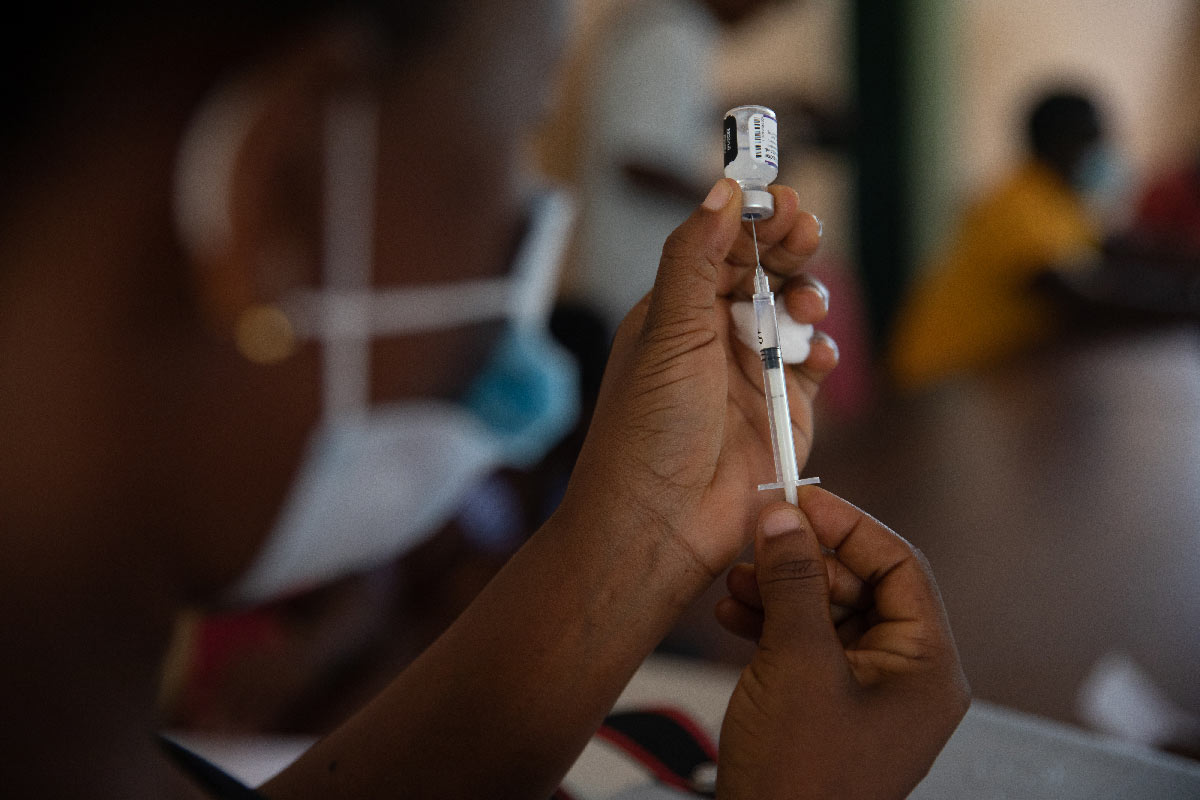 A health worker prepares to administer a COVID-19 vaccine. Credit: Gavi/2022/Nipah Dennis