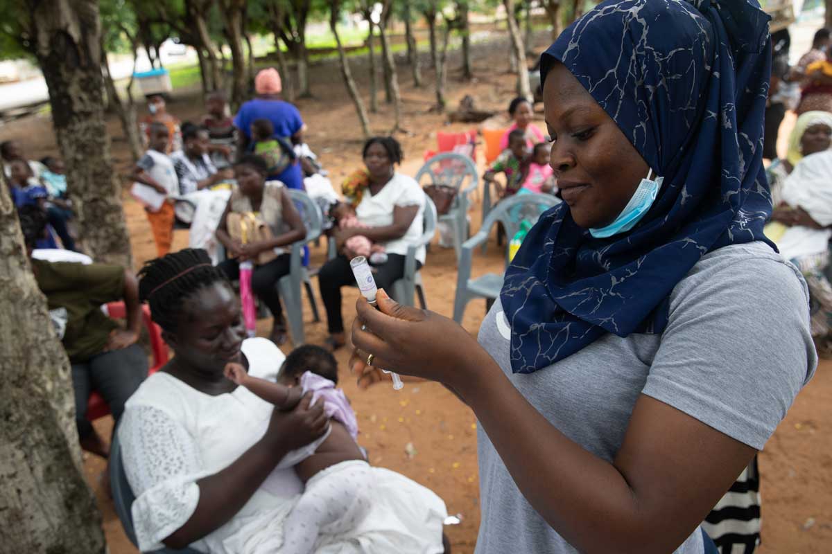 A health worker prepares to vaccinate a baby during a community health check-up and vaccination in Akosombo in the Eastern Region, Ghana. Credit: Gavi/2022/Nipah Dennis
