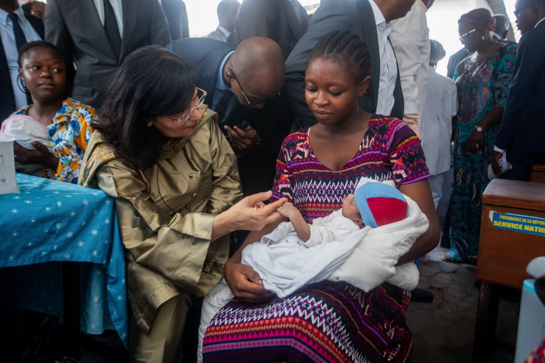 Gavi CEO Dr Sania Nishtar meets with a mother and child in the Barumbu Mother &amp; Child Centre, Kinshasa, Democratic Republic of the Congo. Credit: Christian Mokili/2025