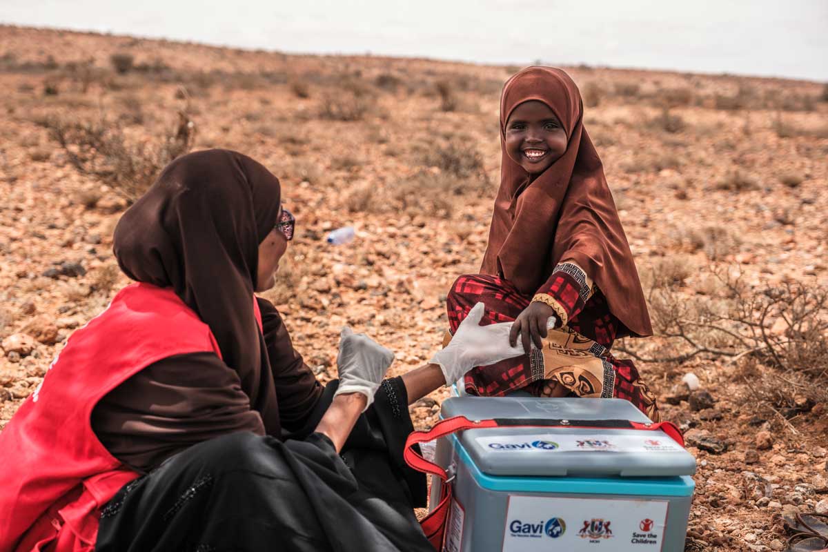 Health worker Anab vaccinating a child in a remote community in Puntland, Somalia. Credit: Save the Children/2026